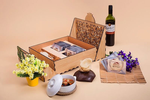 Lựa chọn hộp quà tết gỗ tặng khách hàng, tại sao không? 